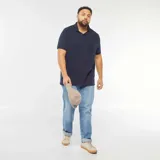 Remera azul marino de piqué de algodón con cuello en V y mangas cortas.