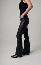 Pantalón Oxford tiro alto de eco cuero color borgoña, corte al cuerpo.