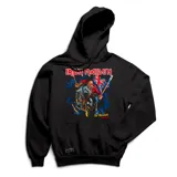 Canguro negro con capucha y cordón ajustable, con estampado del logo de la banda Iron Maiden y la imagen de Eddie, la mascota de la banda, montado a caballo con la bandera británica.
