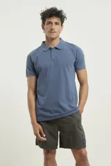 Remera polo de piqué color azul con cuello clásico y tapeta de tres botones.