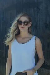 Musculosa tejida en algodón color blanco, con detalles en crochet color beige en el cuello y sisas.