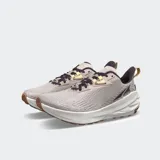 Championes de trail running Altra Experience Wild color beige con detalles en violeta y suela blanca con detalles marrones.