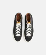 Championes de caña alta de lona negra con cordones blancos y suela de goma color crema.