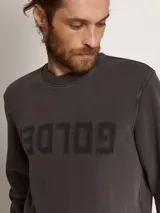 Buzo gris de algodón con efecto desgastado, cuello redondo y logo estampado en el frente. Parche con logo de estrella en la manga.