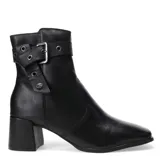 Botas de media caña color negro con tacón cuadrado y hebilla decorativa.