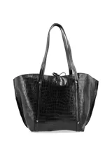 Cartera shopper grande de cuero marrón con textura tipo cocodrilo, doble asa de hombro y cierre superior con lazo.