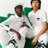 Remera de polo blanca para hombre, con logo de Lacoste y diseño inspirado en Minecraft.