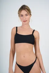 Conjunto de bikini negro con top tipo bandeau y bombacha colaless regulable, confeccionado en tela texturada.