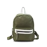 Mochila negra de nylon con bolsillo frontal con cierre y detalles en símil cuero. Tiene asa de mano, correas regulables y bolsillo trasero vertical con cierre. En el interior tiene dos bolsillos con cierre y uno abierto con división.