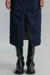 Falda midi de denim azul oscuro, con tiro medio, calce regular, abertura frontal y bolsillos laterales tipo cargo.
