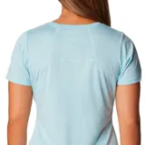 Remera deportiva Columbia color gris con estampado de líneas horizontales y logo de la marca en el pecho.