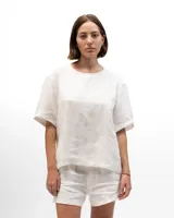 Camisa de lino blanca de mangas cortas y corte holgado.