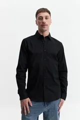 Camisa blanca de manga larga con cuello clásico, cartera abotonada, logo bordado y fit slim. Confeccionada en 98% algodón y 2% spandex.