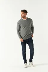 Sweater gris de algodón con cuello en V y logo bordado en el pecho.