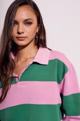Sweater de algodón peinado a rayas horizontales rosas y verdes, con cuello polo y cierre parcial con botones.