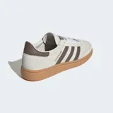 Championes Adidas Handball Spezial color beige con detalles marrones, confeccionados en gamuza con detalles en cuero y suela de caucho natural.