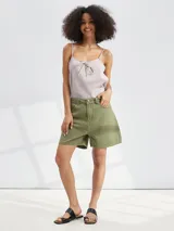 Short blanco de corte clásico con dos bolsillos frontales y diseño simple.