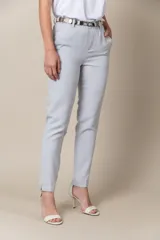 Pantalón recto negro con cintura elastizada, bolsillos laterales y tajo en el ruedo.