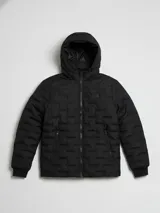 Campera puffer color ladrillo con capucha, cierre frontal con cremallera y bolsillos laterales con cremallera.