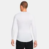 Remera deportiva blanca de manga larga, ajustada al cuerpo, con tecnología Dri-Fit y logo de Nike en el pecho.
