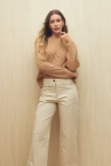 Pantalón recto negro de algodón con tiro medio y bolsillos delanteros.