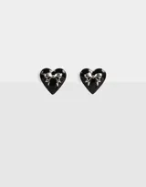 Par de aros pasantes con forma de corazón esmaltado en negro y moño plateado. Cierre de tope a presión.