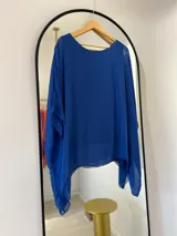 Blusa azul francia de seda italiana, con cuello a la base, corte asimétrico y musculosa integrada.