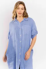 Vestido camisero celeste de lino con botones frontales, cuello camisero, manga corta con trabilla y bolsillo de parche en el pecho.