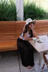 Pollera larga de encaje negro, con forro interior que deja ver la transparencia del encaje.