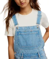 Enterito de jean azul con peto frontal, tirantes ajustables y botones laterales. Tiene bolsillos en el peto, laterales y traseros.