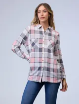 Camisa en tejido soft con diseño de cuadros en tonos rosa y gris, cuello con solapa, y abertura central con botones.