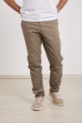 Pantalón chino slim, en color marrón, confeccionado en tejido premium con elastano para mayor flexibilidad.