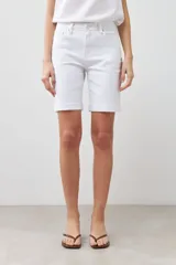 Bermuda de jean color negro, corte a la rodilla, con cinco bolsillos y presillas para cinturón.