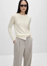 Sweater lila de cashmere con cuello redondo y mangas largas.