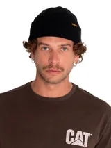 Gorro negro de punto con puño enrollado y etiqueta de logo, diseño casual adecuado para el uso diario.