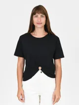 Remera negra de corte clásico con detalle de nudo y aro metálico en el frente.