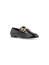 Zapato mocasín de cuero napa negro con hebilla metálica dorada.