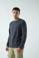 Remera de manga larga color marrón con cuello redondo y logo bordado en el pecho.