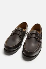 Zapato náutico de cuero marrón oscuro con efecto desgastado, forro y plantilla de cuero, horma redonda y suela a tono. Edición limitada.