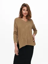 Sweater color marrón claro de tejido de punto suave, con cuello en V y mangas largas. Ideal para looks casuales o formales.