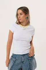 Remera blanca de morley suave y elastizado, con calce al cuerpo y cuello redondo. Tiene un pez bordado en el frente.