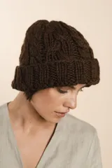 Gorro tejido a mano color crudo, con diseño de ochos, confeccionado en lana fina sin teñir.