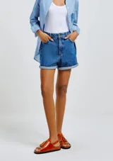 Short de jean de tiro alto color azul oscuro con dobladillo.