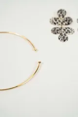 Set de collar y aros dorados con dije de flor con estampado animal print. El collar es tipo choker y los aros son colgantes.