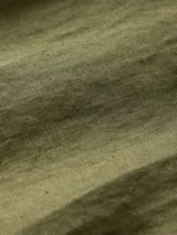 Camisa de lino verde militar, de manga larga con cuello clásico y bolsillo en el pecho. Cierre frontal con botones.