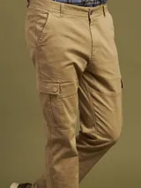 Pantalón cargo azul marino de corte clásico, con bolsillos laterales y traseros. Confeccionado en algodón y spandex.