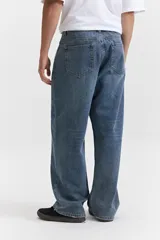 Pantalón de jean azul de corte amplio y tiro medio, con bolsillos delanteros y traseros.