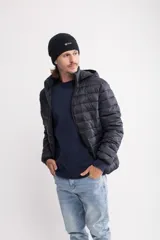 Gorro de lana tejido color lila con etiqueta negra con logo en el frente.