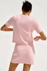 Minifalda amarilla de punto liso, tiro alto, cintura elástica y corte evasé.