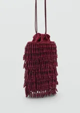 Bolso tipo bombonera color borgoña, con cuentas combinadas y doble asa corta.